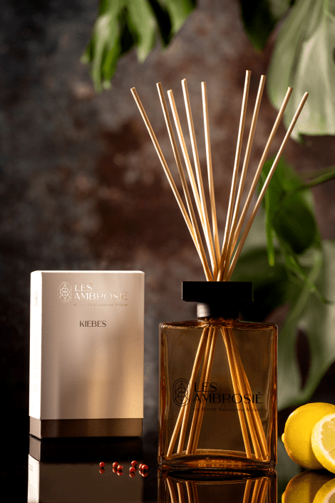 Diffusore d'Ambiente Kiebes - Esplosione di freschezza e vitalità con note di mela, pepe rosa, limone e bergamotto, seguite da un cuore di bergamotto e magnolia, e una base sensuale di muschio, patchouly e legni dolci.